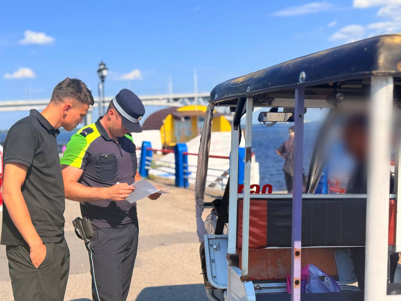 На саратовской набережной полицейские ловили лихачей на рикшах На саратовской набережной полицейские ловили лихачей на рикшах